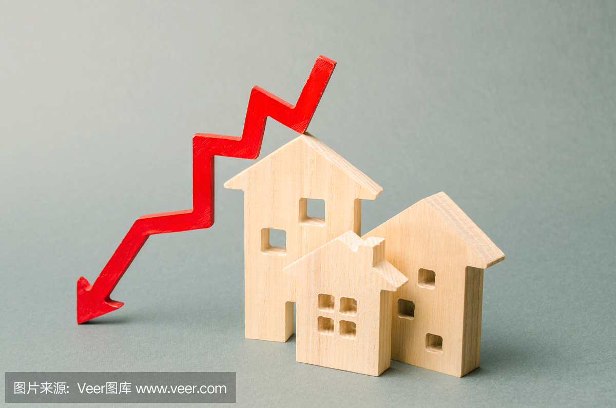 微型木屋和一个红色箭头向下。低成本房地产的概念。较低的按揭利率。出租房屋和公寓价格下跌。减少购房需求